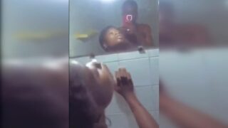 Mzansi Xhosa Couple faisant un quickie en levrette sous la douche